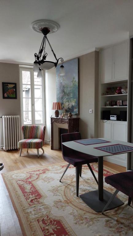 维耶尔宗SUPREMATISME Appartement de Prestige的客厅配有桌子和沙发