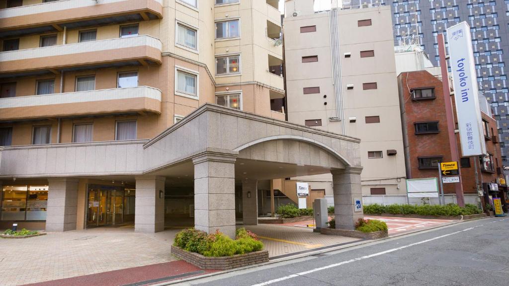 东京东横INN-新宿歌舞伎町的街道中间有拱门的建筑