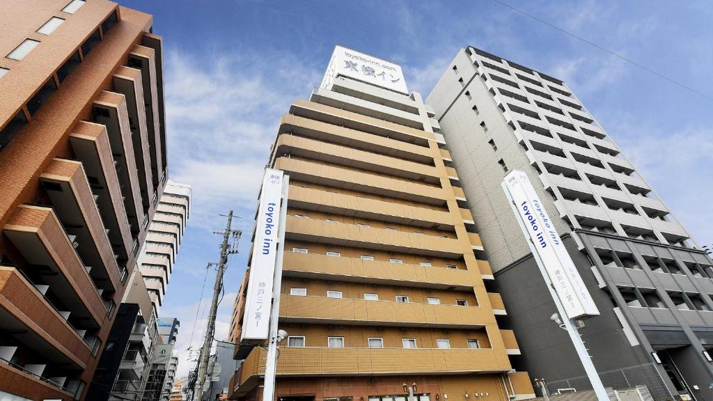 神户Toyoko Inn Kobe Sannomiya No 1的城市中心高楼