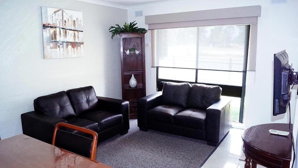 谢珀顿莫德圣公寓的客厅配有沙发、椅子和桌子