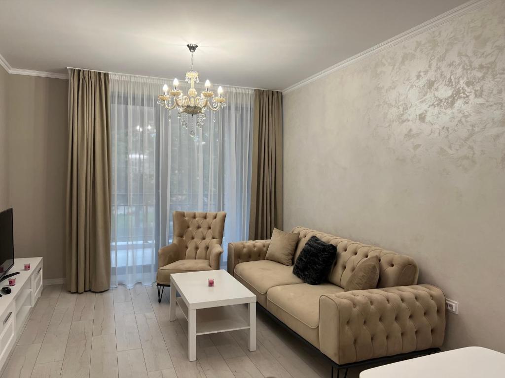 卡赞勒克DELUXE APARTAMENTS DARIS的带沙发和吊灯的客厅