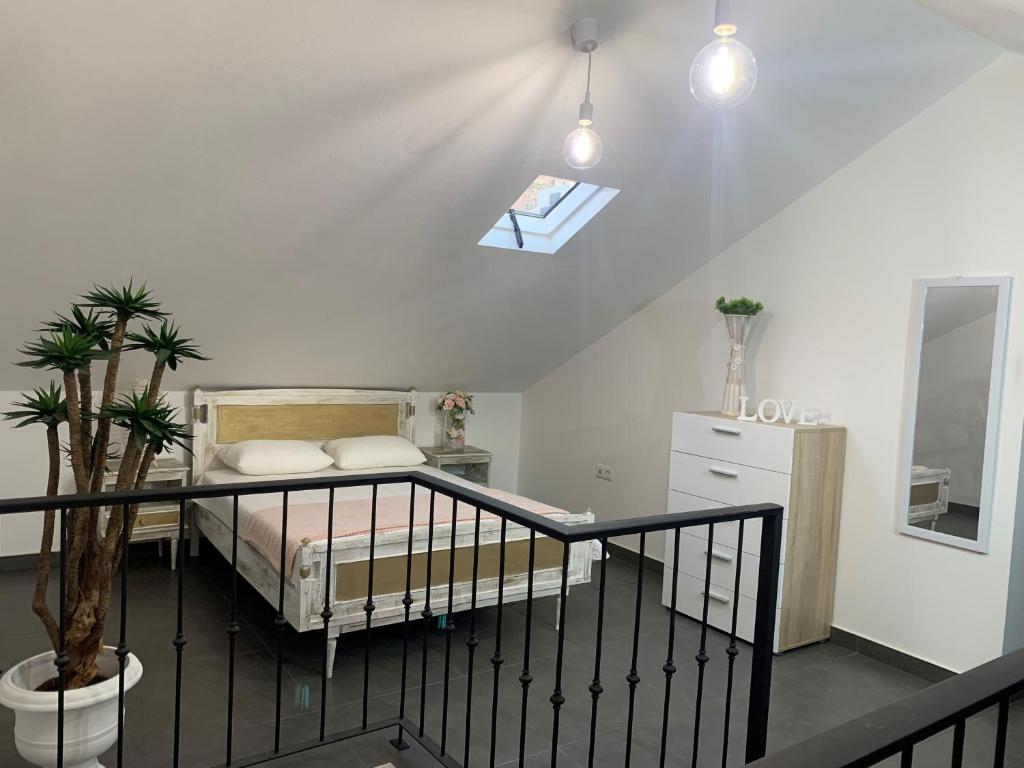 里韦拉布拉瓦Angela`s Loft的一间卧室配有一张床和天窗