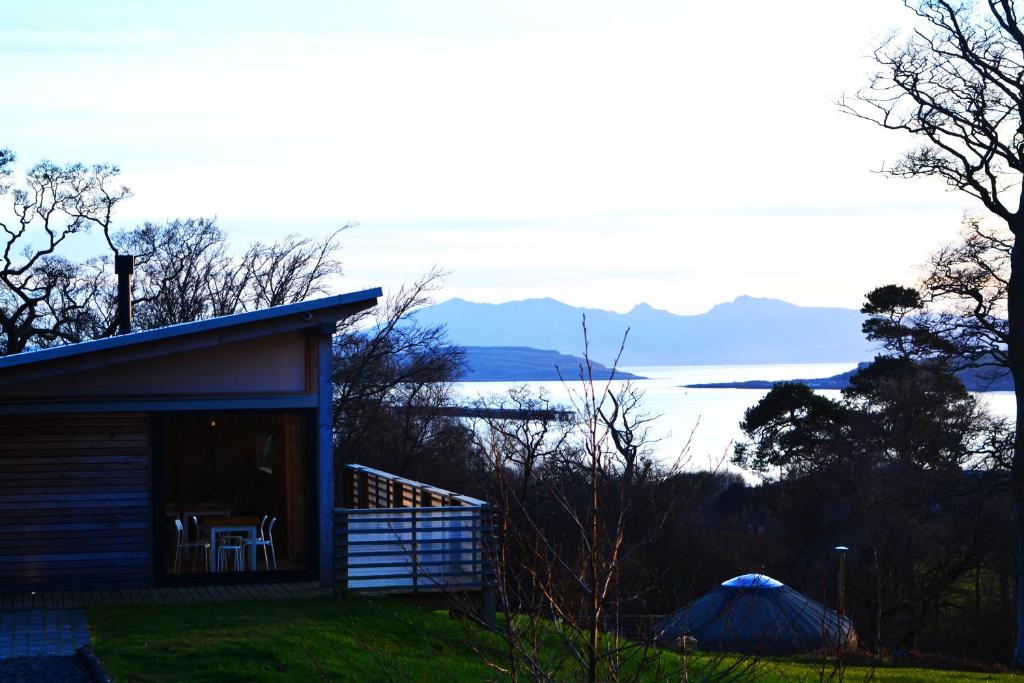 FairlieKelburn Yurts的享有水景的小小屋