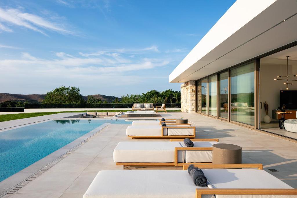 AngelianaCresto Iconic Villa, with Heated Spa Whirlpool, By ThinkVilla的一座带游泳池和庭院的房子