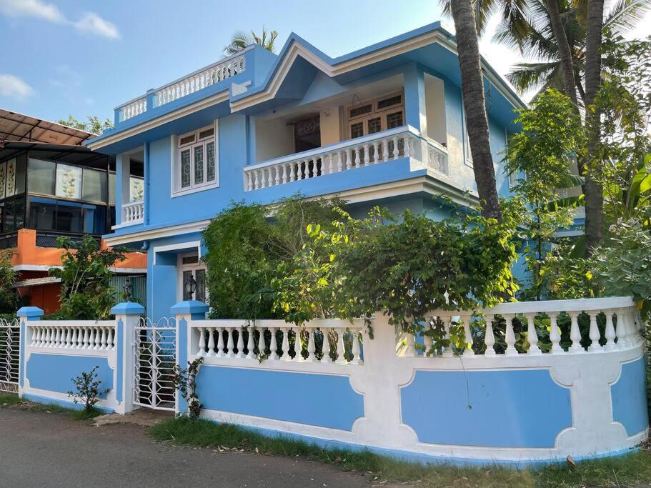 马尔冈Entire 2 BHK spacious Apartment on first floor - Sai Homestay的前面有白色围栏的蓝色房子