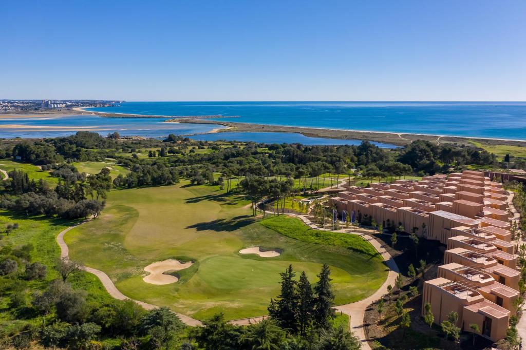 拉戈斯Palmares Signature Apartments的海滨度假胜地高尔夫球场的空中景致