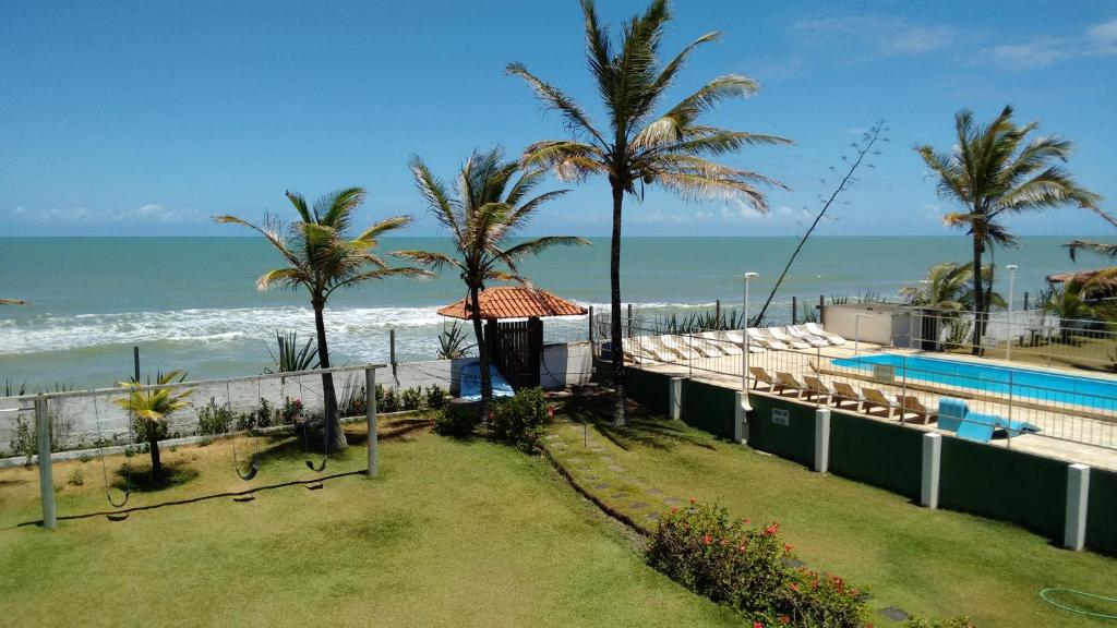 康塞桑达巴拉米兰特酒店的一个带游泳池和海洋的度假胜地