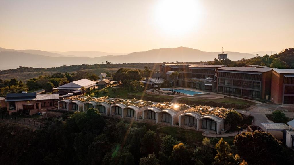 格拉斯科普Angels View Hotel的享有建筑的空中美景,设有日光环境