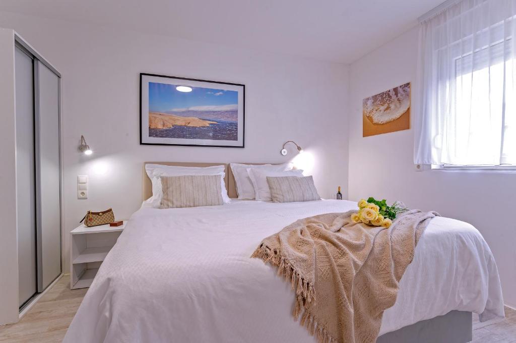 斯普利特Villa Zvonko的白色卧室配有一张带白色床单的大床
