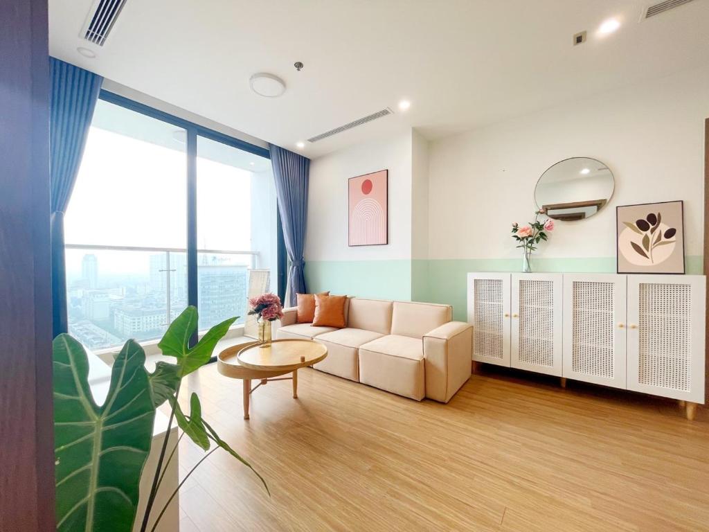 河内Vinhomes Skylake Pham Hung-Lilyland-near Keangnam的客厅配有沙发和桌子