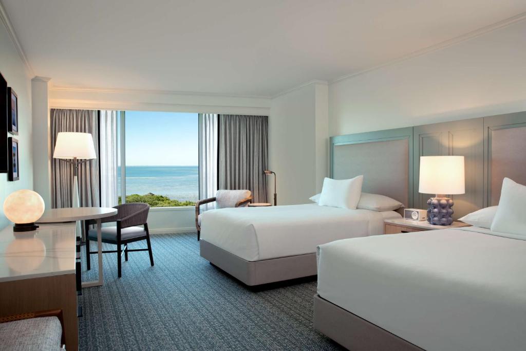 坦帕坦帕湾凯锐豪华酒店的酒店客房配有两张床和一张书桌