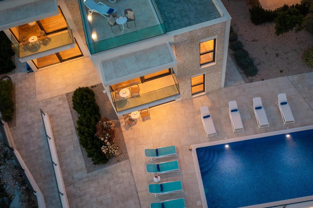 泽瑟沃Sun Resort Apartments的享有带游泳池的房屋的空中景致