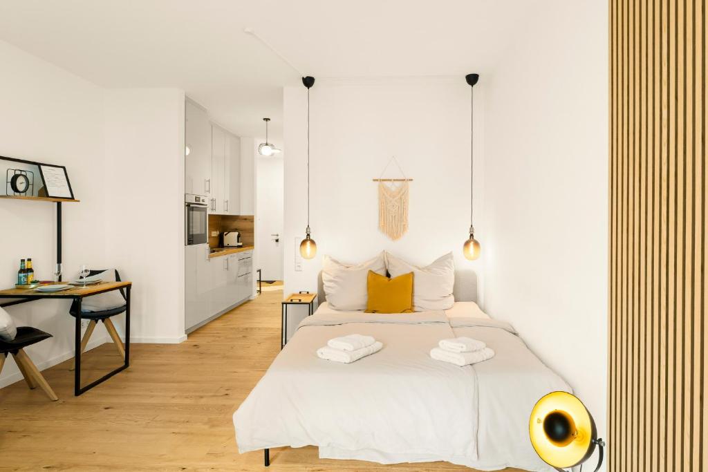 奥尔登堡Modernes Apartment im Kaiserkiez的一间卧室配有一张床,上面有两条毛巾