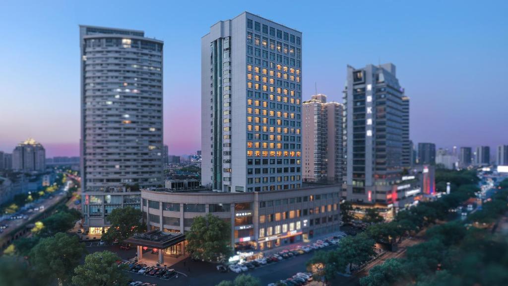 义乌义乌锦都酒店的一群高大的建筑在晚上在城市里