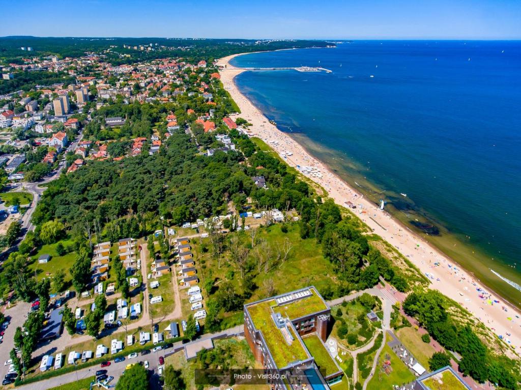 索波特Sopot 34 przy plaży的享有海滩和海洋的空中景致