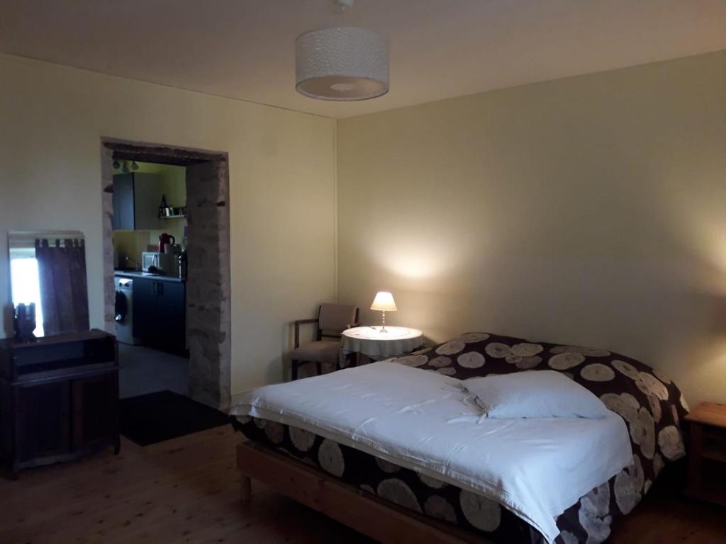 坎佩尔"Soleil" - appart étage 2 - Loc'h finistère - N6的一间卧室配有一张床,另一间卧室配有桌子
