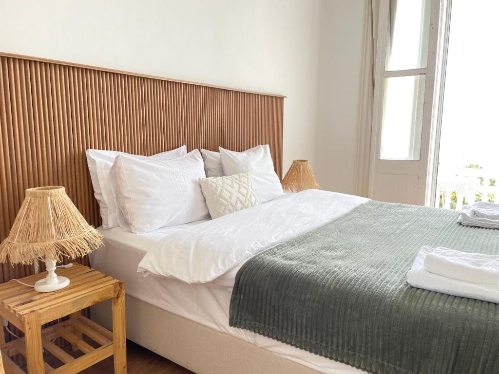 王子岛群Ikigai Hotel Villa Rıfat的一间卧室配有一张大床和木制床头板