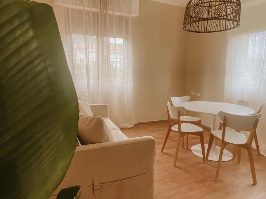 费拉约港Appartamento il Rosmarino的客厅配有沙发和桌椅