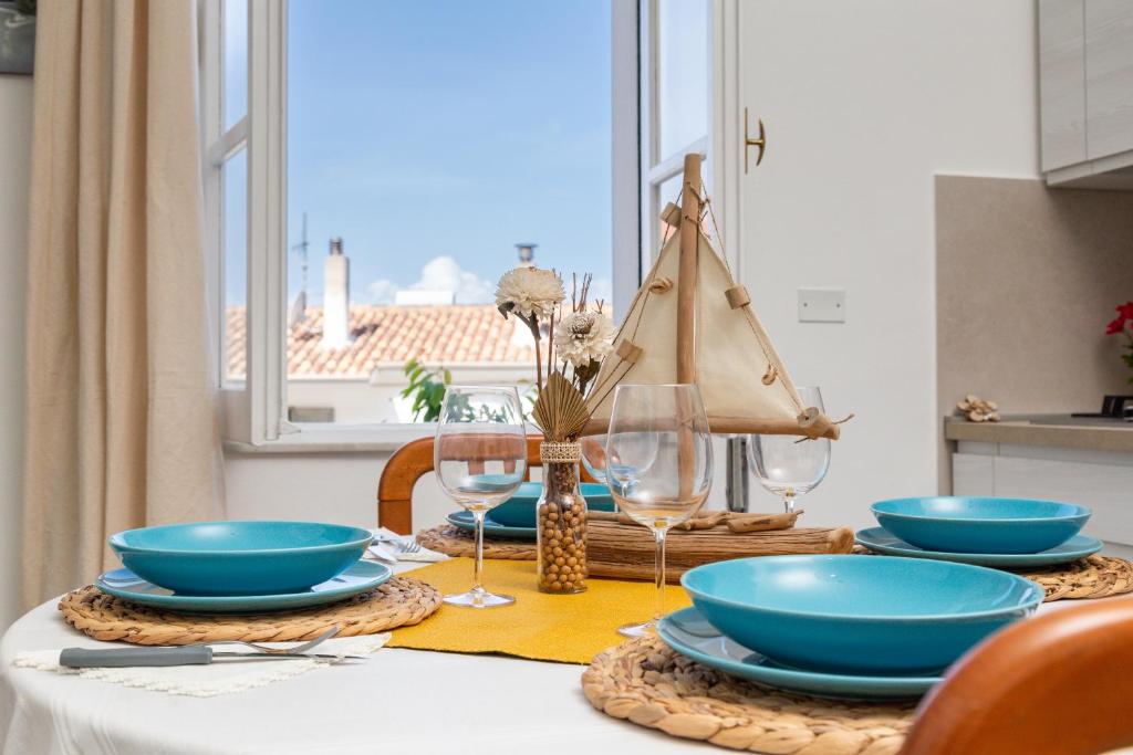 包内伊Appartamento A_Mati a Baunei的一张桌子上放着蓝色碗和盘子