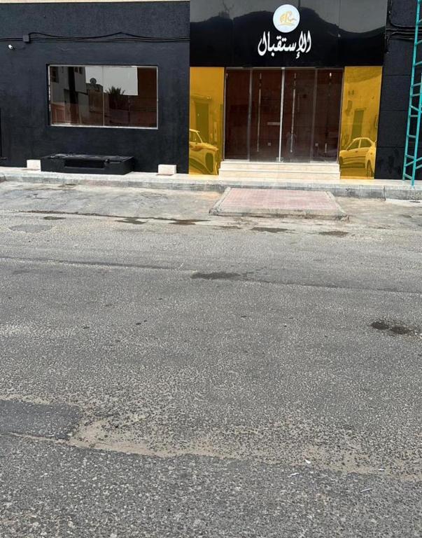 胡富夫ريف الحسا للشقق الفندقيه的商店前面一条空的街道