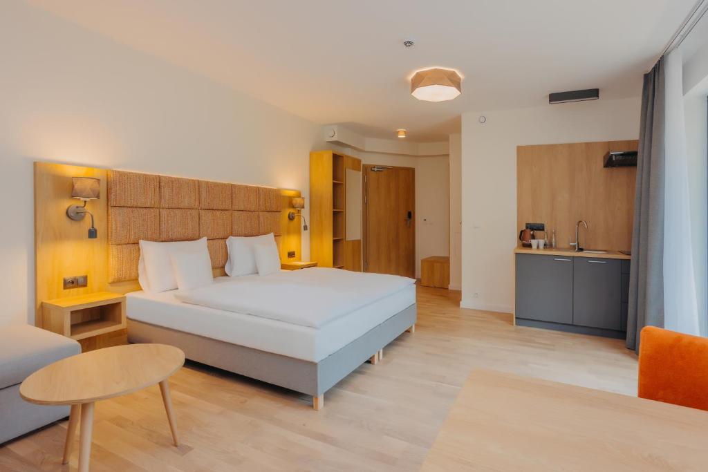 斯克拉斯卡波伦巴Platinum Apartments的一间带白色床的卧室和一间厨房