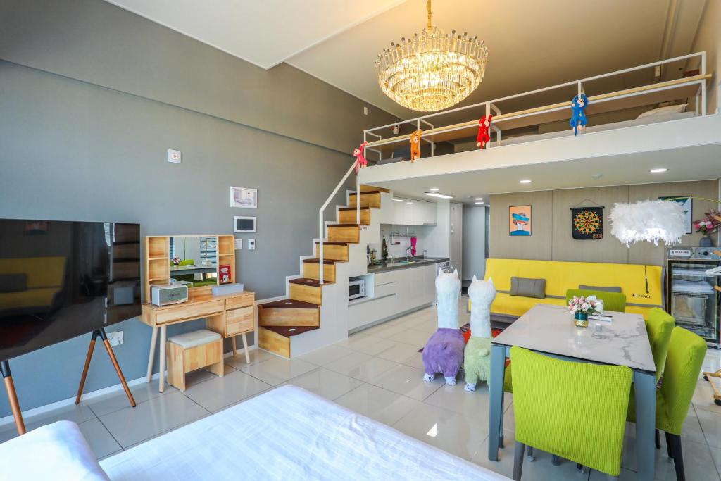 仁川市Romang House的客厅配有黄色的沙发和桌子