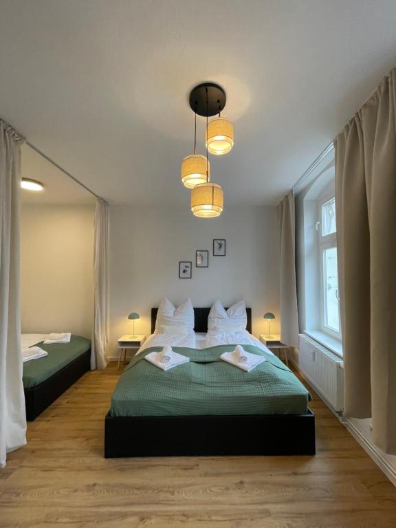 马格德堡LUCKY STAYS LS07 - 2 Zimmer - Luxus - Zentrum - große Küche - Aufzug - Smart-TV的一间卧室设有两张床和两个窗户。