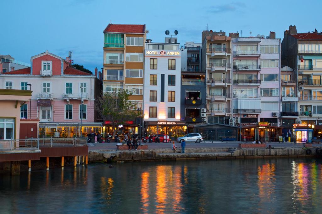 恰纳卡莱Çanakkale Bosphorus Port Aspen Hotel的一群靠近水体的建筑物