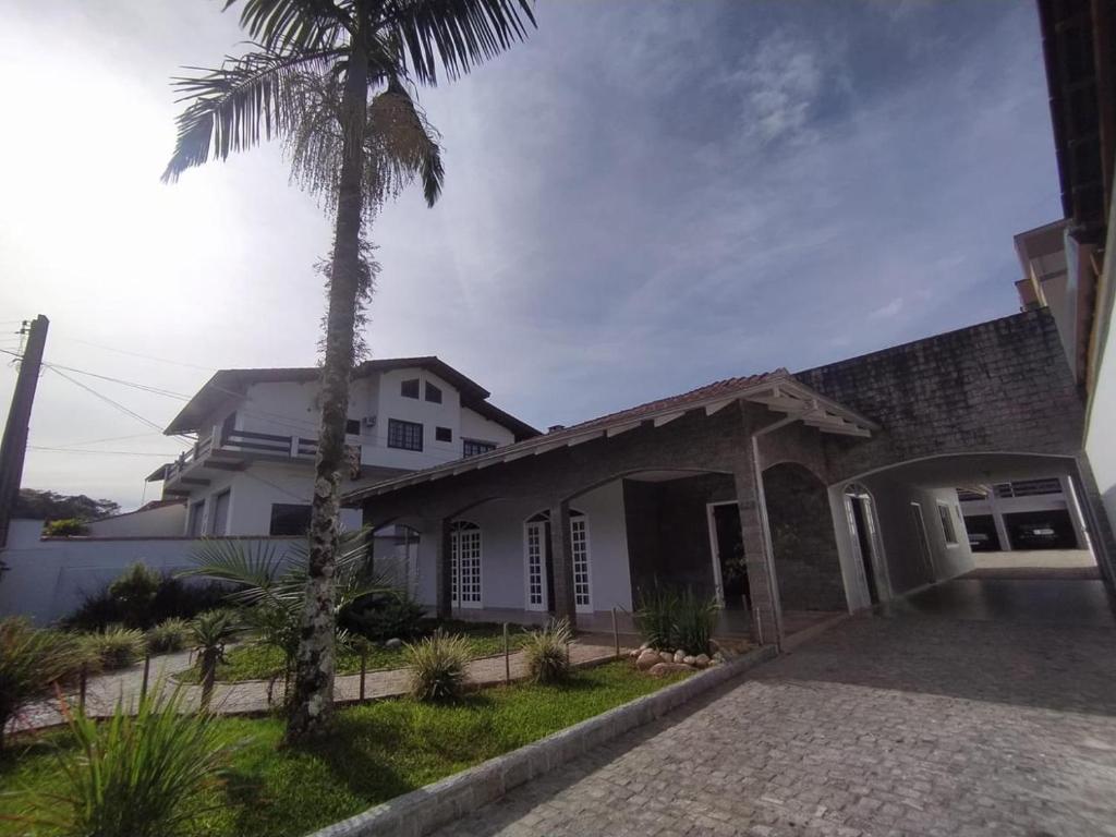 约恩维利Bom Sossego的前面有棕榈树的房子