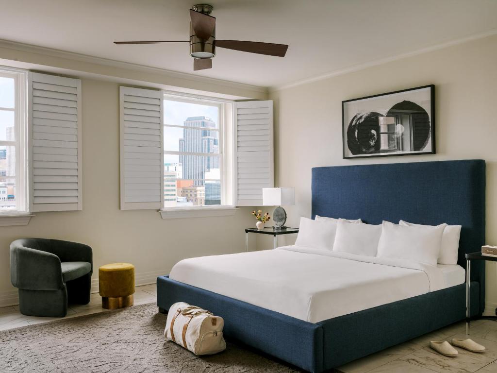 新奥尔良Sonder at 1500 Canal的一间卧室配有一张床、一把椅子和窗户。