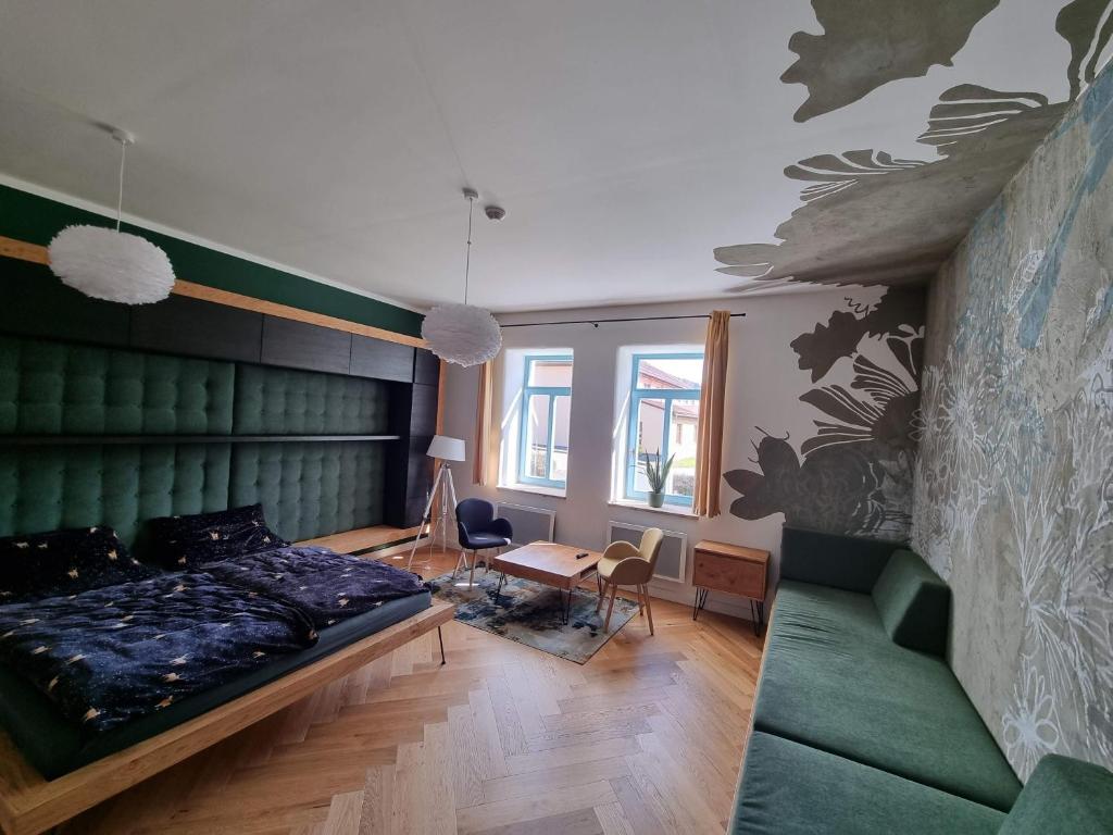 卢捷拿纳德德斯努5 stylových apartmánů v srdci Jeseníků的一间卧室配有一张大床和一张沙发