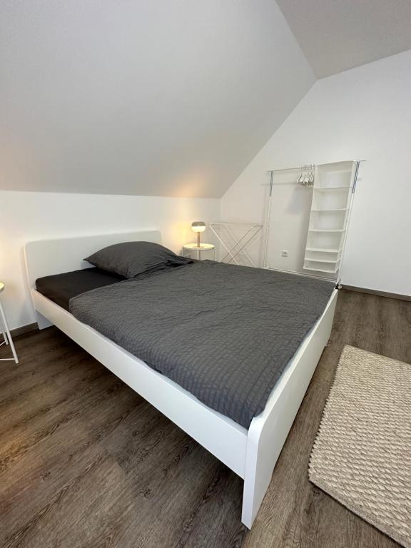 modern, geräumig, stylische Wohnung in Melle客房内的一张或多张床位