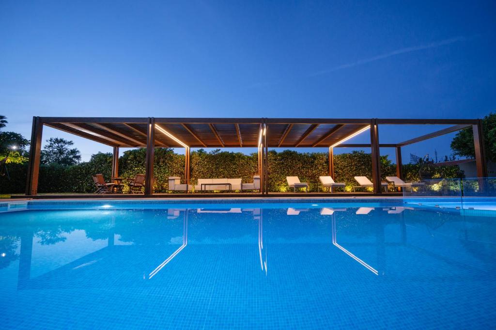 卡特罗斯BlueGreen Villa的一个带凉亭和游泳池的大型游泳池