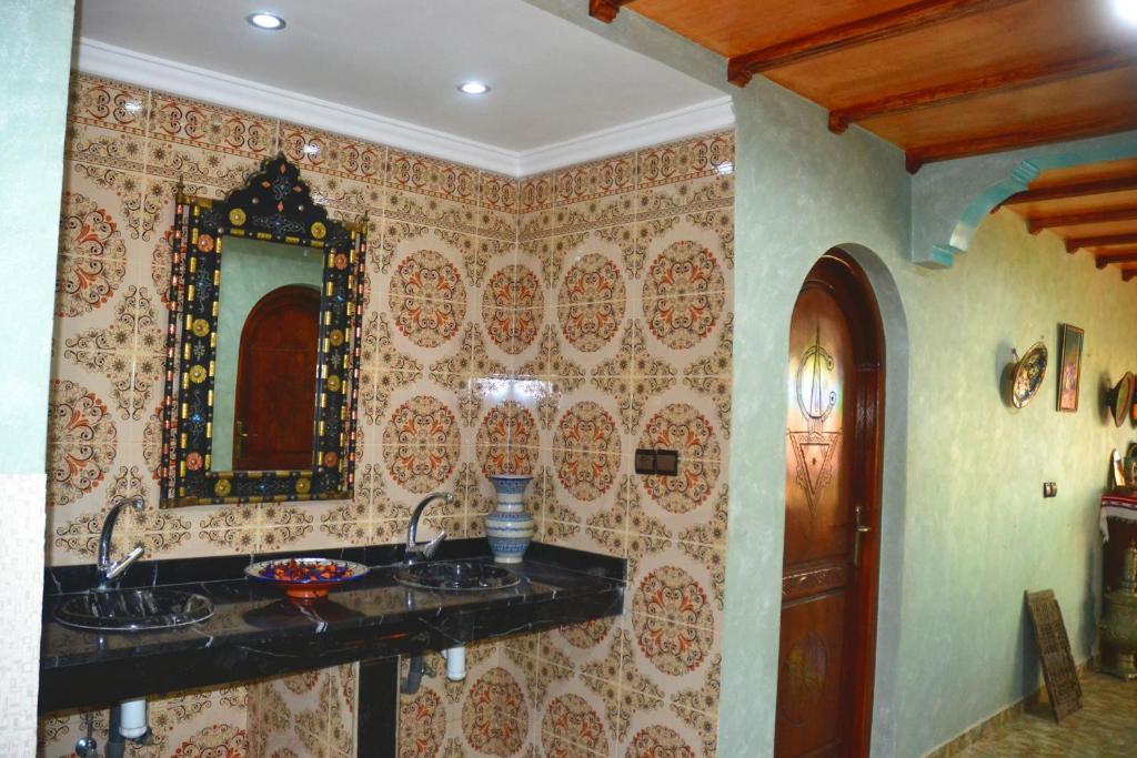阿加迪尔The Sunrise Villa的浴室设有2个水槽和镜子
