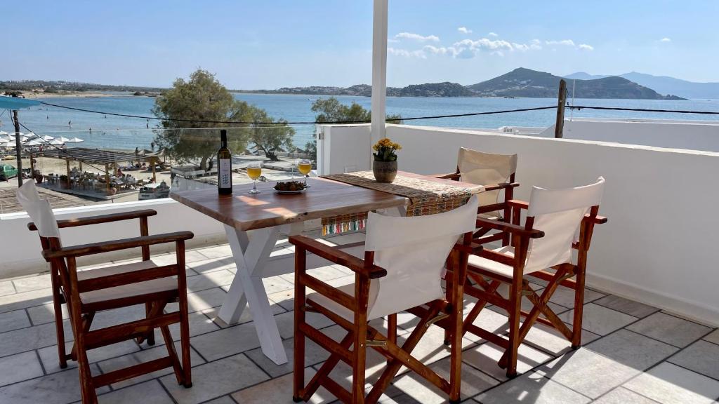 纳克索乔拉夏季时代一室公寓的海景阳台上的桌椅