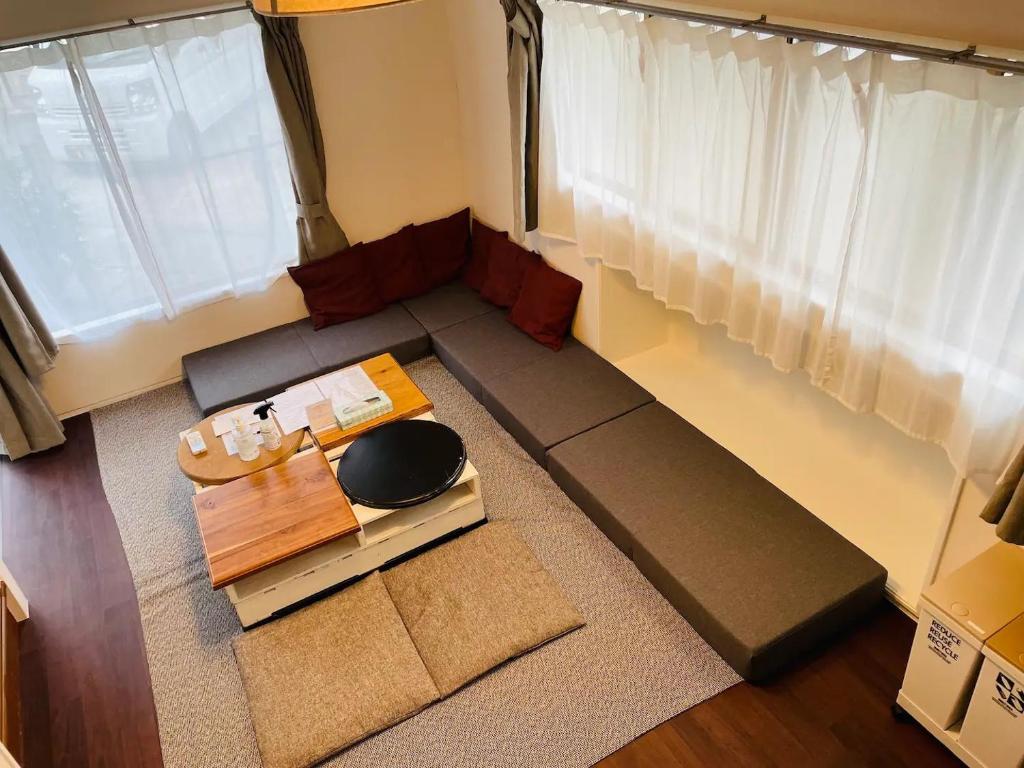镰仓市ＡＴＴＡ ＨＯＴＥＬ ＫＡＭＡＫＵＲＡ - Vacation STAY 63328v的客厅享有高空美景,配有桌子和窗户