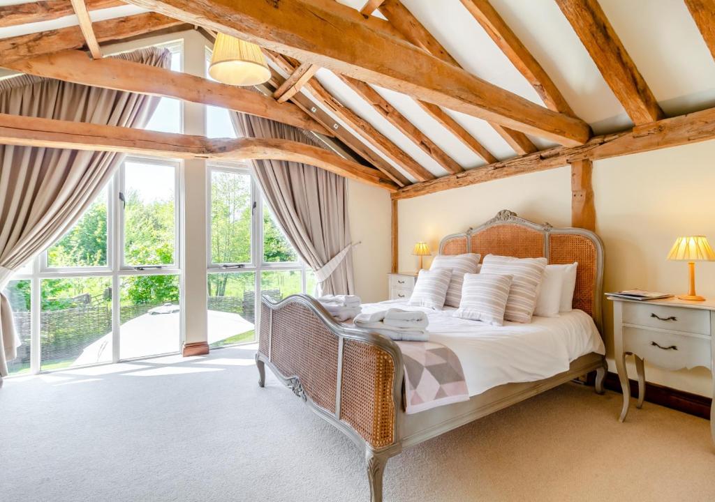 SuttonBrand Barn Sutton的一间卧室设有一张床和一个大窗户