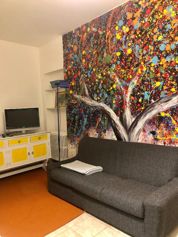 CandeloL’Albero Colorato的客厅配有沙发和一幅树画
