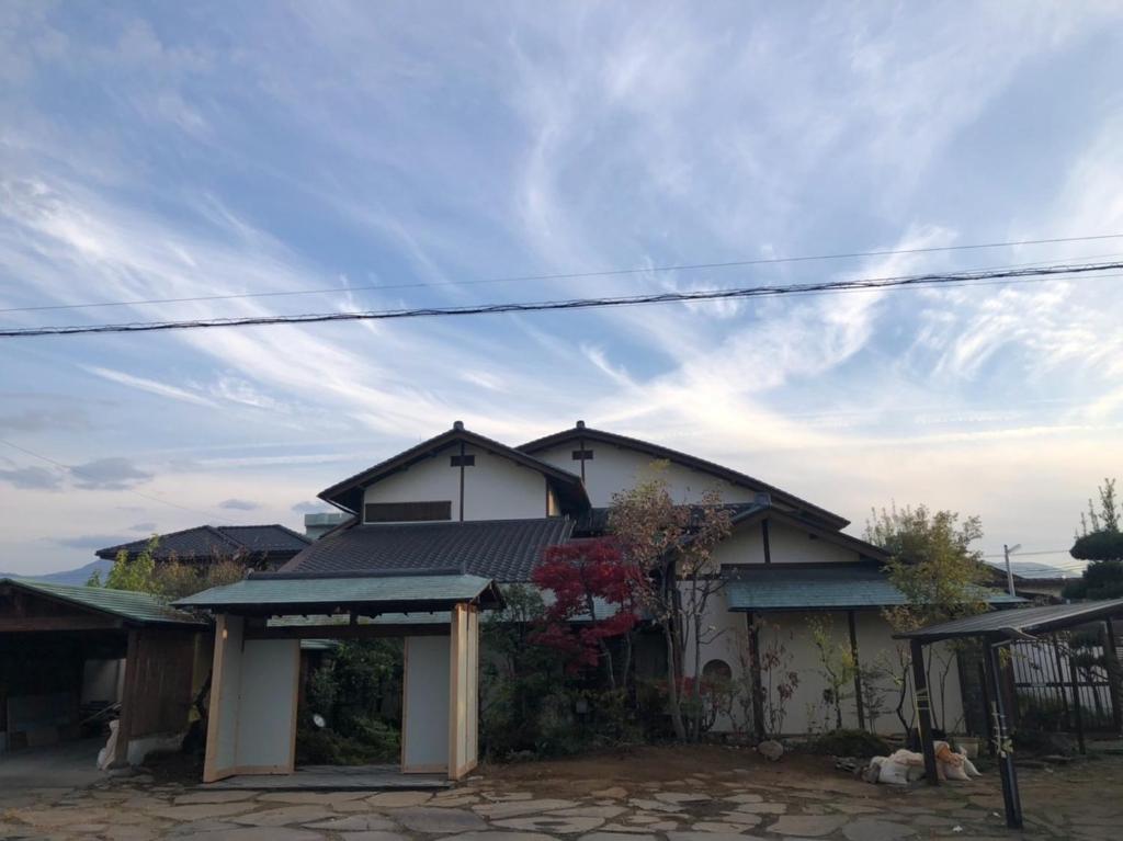 笛吹市Fukuro no Oyado Shinkan - Vacation STAY 59600v的屋顶上的房子