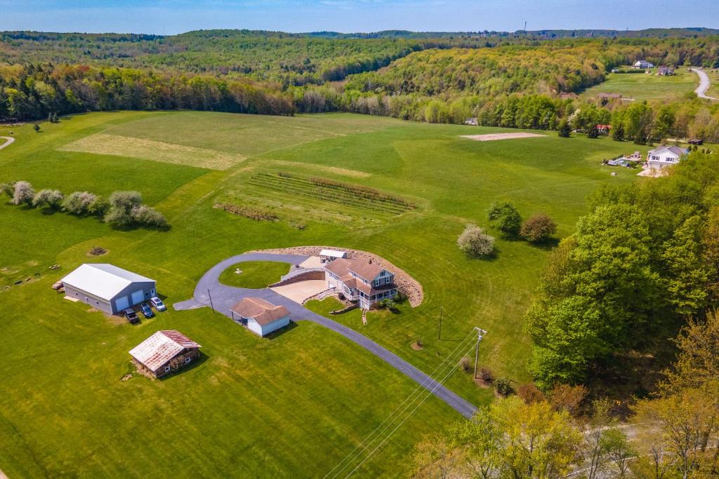 Spacious Pennsylvania Vacation Rental with Backyard的享有大片绿色田野的空中景致,设有房屋