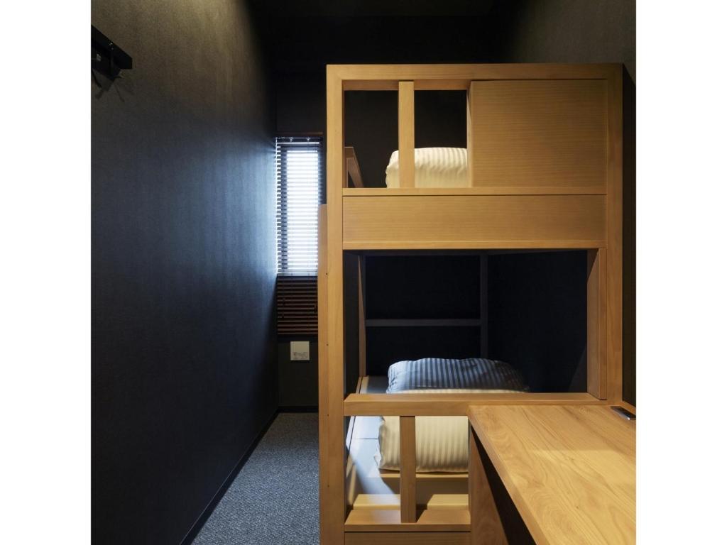 旭川9 C Hotel Asahikawa - Vacation STAY 58441v的客房内的一张木制双层床