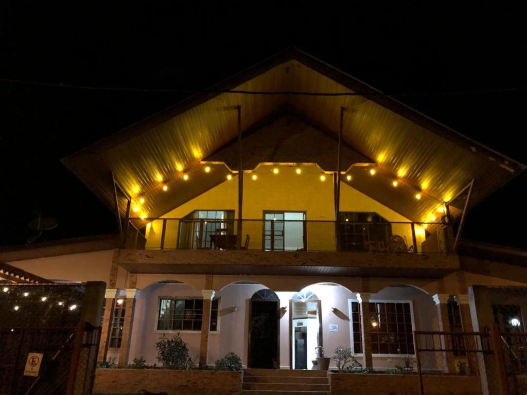 Bajo BoqueteHostal Dilu Boquete的带阳台的房屋,上面有灯