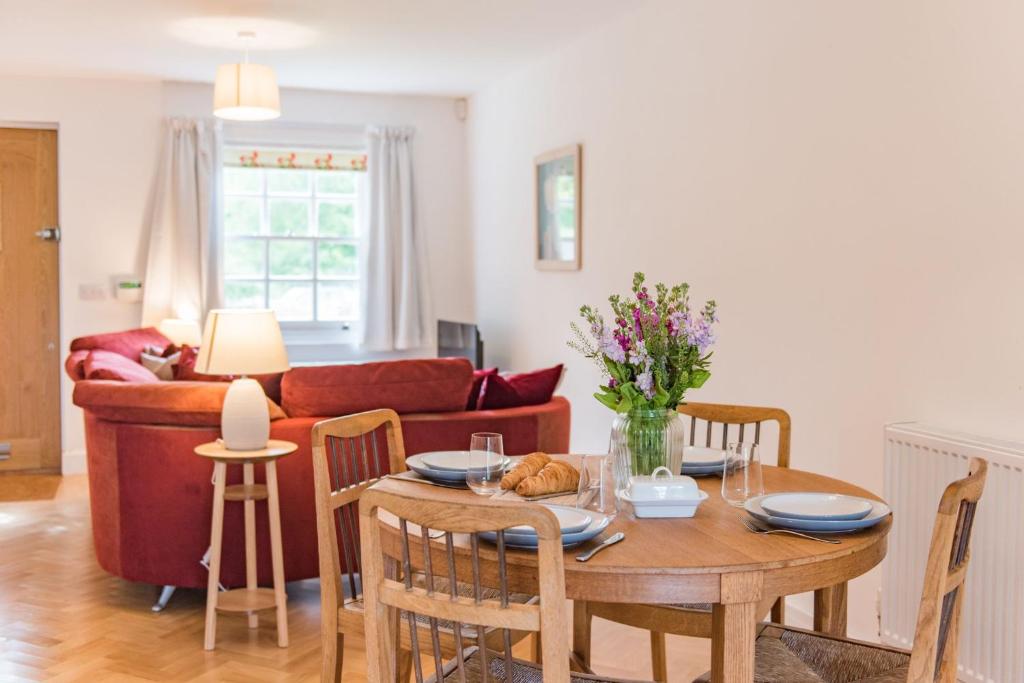 坎特伯雷Vine Cottage by Bloom Stays的客厅配有桌子和沙发