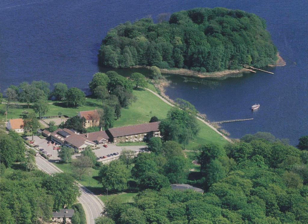 斯坎讷堡斯堪德伯豪斯酒店的水面上岛上房屋的空中景观
