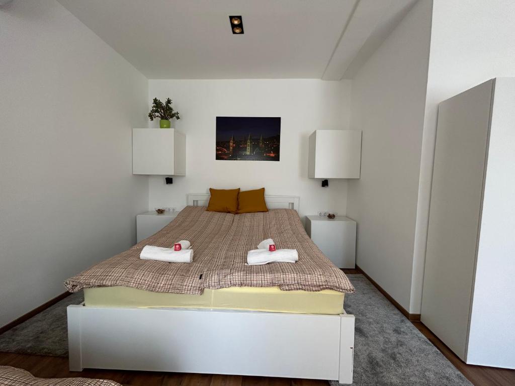 佩奇R59 Apartman with free parking的一间卧室配有一张床,上面有两条毛巾