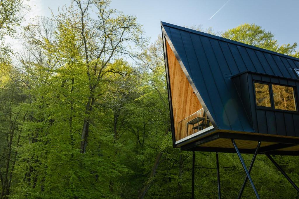BreubergBaumhausapartment的蓝色屋顶树屋