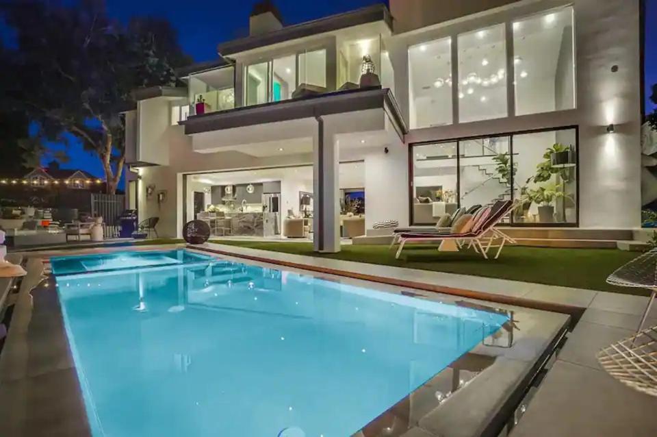 洛杉矶Troy Hill的一座房子后院的大型游泳池