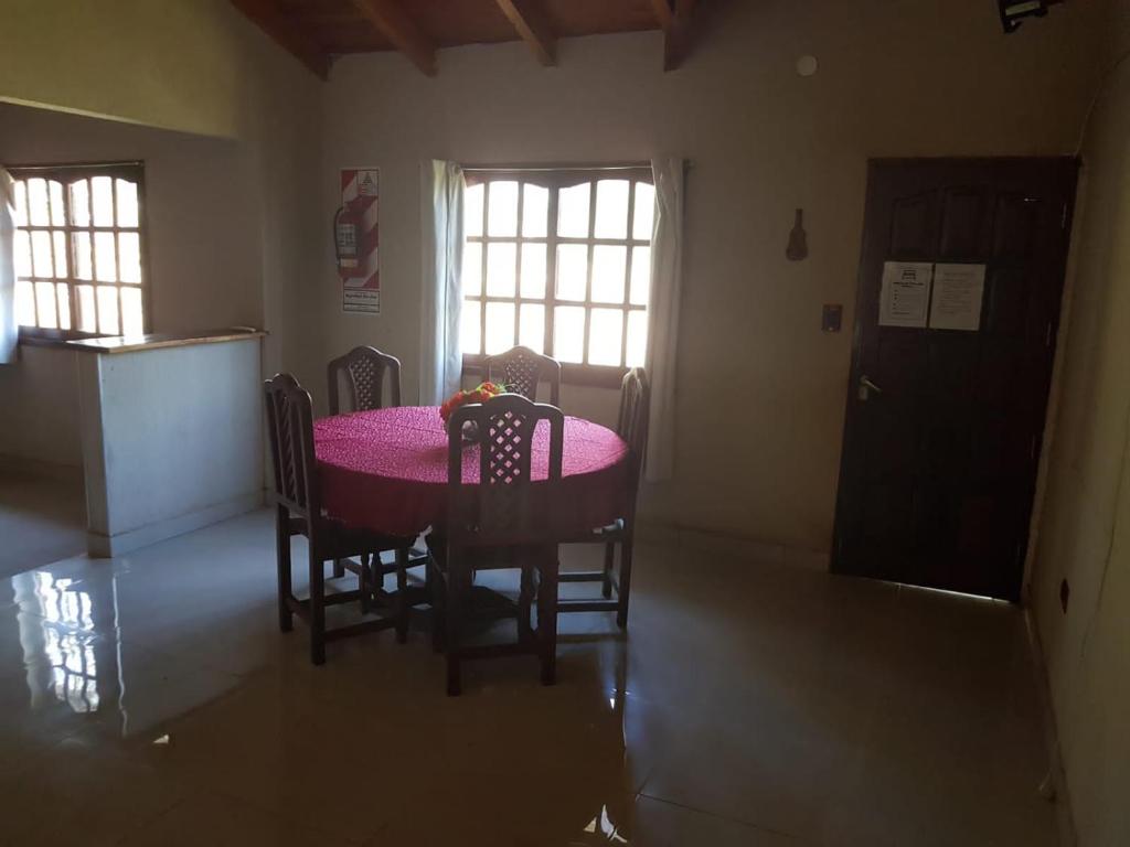 圣何塞EUCASOL的用餐室配有粉红色的桌子和椅子
