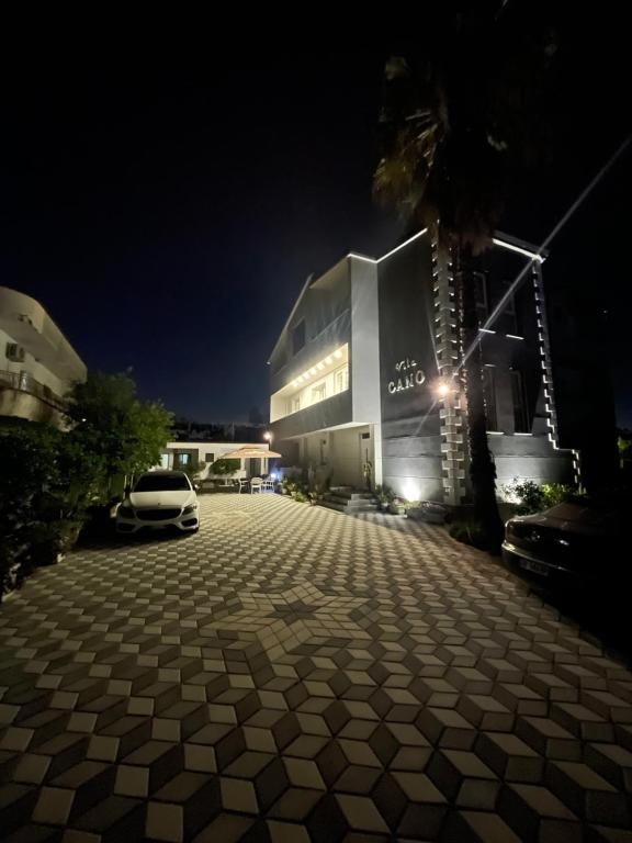 都拉斯Vila Cano的夜间在大楼前的停车场