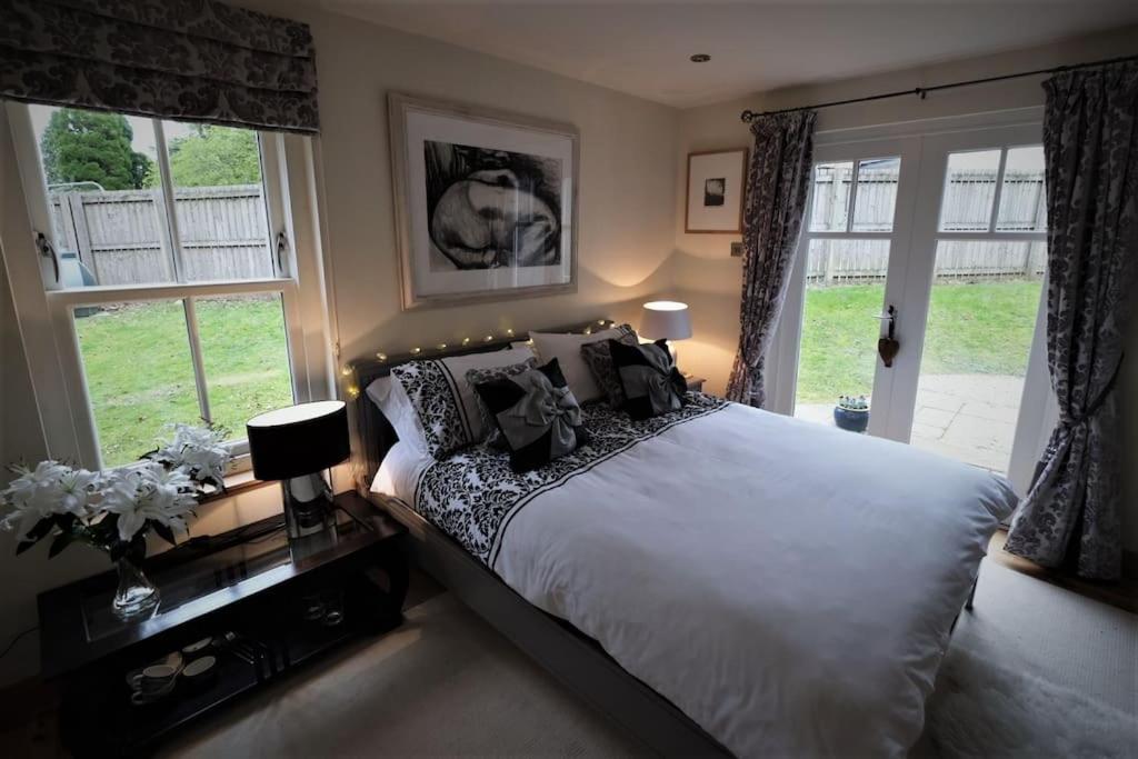 亚历山德里亚Loch Lomond Unique Selfcontained bed+bathroom的一间卧室设有一张大床和窗户。
